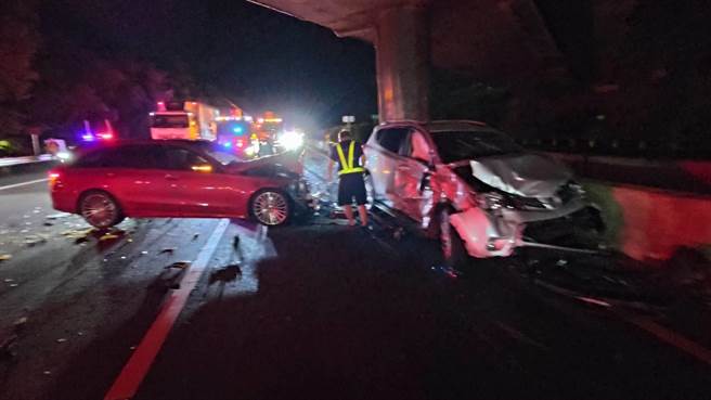 国3芎林路段发生4车追撞车祸现场。（新竹县消防局提供／罗浚滨新竹传真）