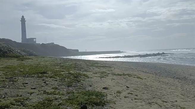 台东县政府今天晚间宣布县兰屿乡、绿岛乡明日（5／31）停止上班、停止上课。图为绿岛风浪照。（民眾提供／蔡旻妤台东传真）