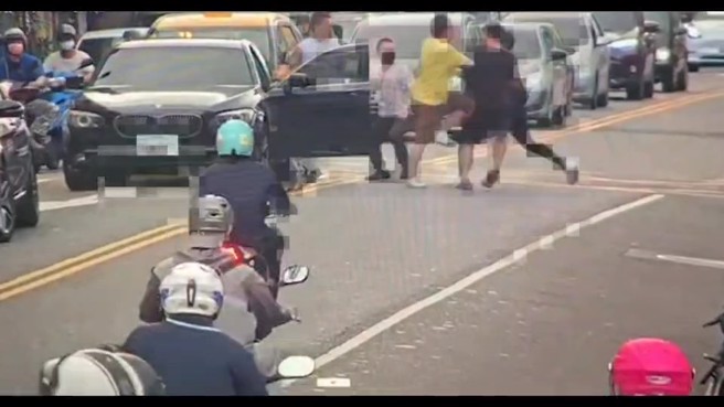 双方在马路上大打出手。（翻摄画面）