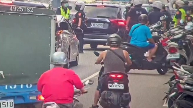 警方到场将人带回侦办。（翻摄画面）