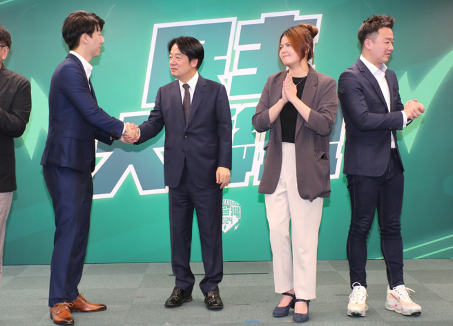 赖清德(左2)24日宣布立委人选，徵召吴峥(左1起)、曾柏瑜等，但与李正皓的合作则引发争议。（中时资料照／郑任南摄）