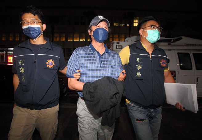 台北地检署30日指挥刑事局等单位，发动第4波搜索拘提行动，将和im.B主嫌曾耀锋交往甚密的前行政院政务顾问陈振坤（中）等人拘提到案，晚间将陈嫌等4人移送北检复讯。（张铠乙摄）