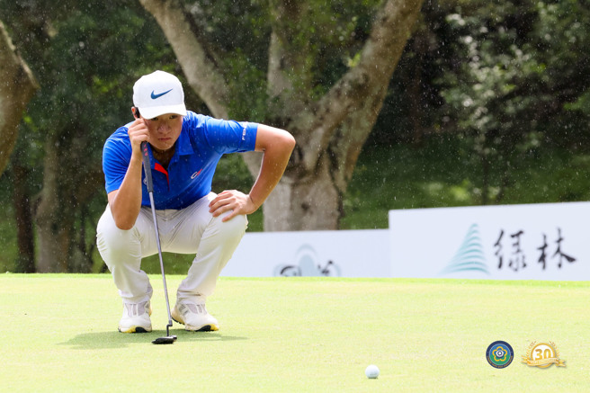 第30届台湾业余高球锦标赛第一回合，男子组台湾选手林士轩以69杆暂并列第一。（中华高协提供）