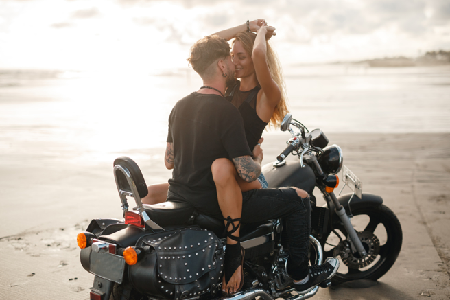 北市一处路口日前被人目击一对男女机车双载，男子坐在后座，左手疑似放在女骑士的裤裆处不断抚摸，而女骑士的表情则看似相当享受。（示意图/shutterstock）