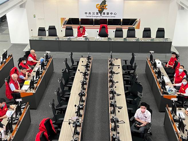 萧焕章主持中央灾害应变中心第4次工作会报。（王扬杰摄）