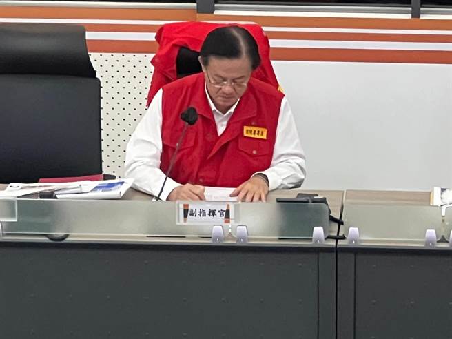 萧焕章主持中央灾害应变中心第4次工作会报。（王扬杰摄）