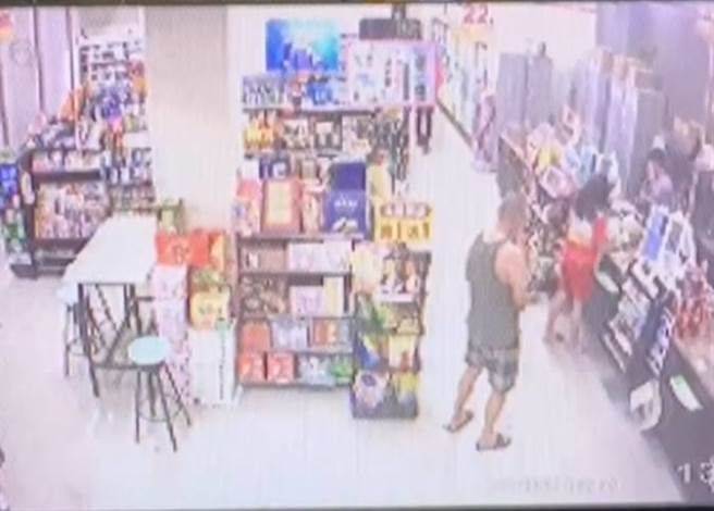 穿吊嘎的李姓男子掏钱包准备结帐遇抢。（民眾提供）