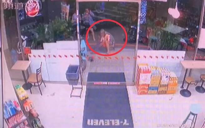 穿吊嘎的李姓男子将嫌犯压制在地。（民眾提供）