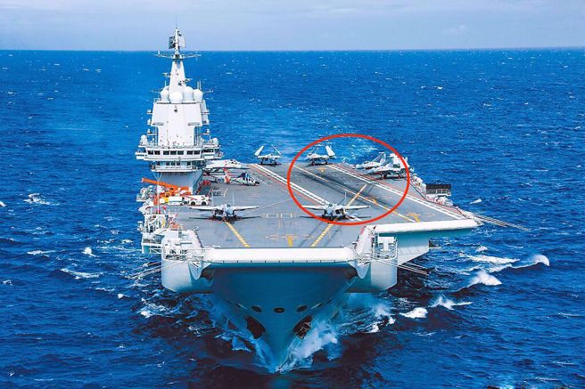 共军航母「山东」舰上4架舰载机「歼-15」于上月10日上午出现在东部外海进行编组演训，从台湾东部进入台湾防空识别区，创下首例。（资料照片／取自南部战区微博）