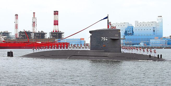 IDS国造潜舰原型舰预计9月下水，台船董事长郑文隆近日透露，原规画228项儎台设备中，国内自制品项从66项扩至151项。图为在潜舰国造专用厂房动土，编号794的海虎潜舰在仪式中向三军统帅蔡英文致敬。（本报资料照片）