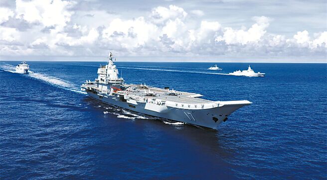 中共航母「山东舰」进行海上编队航行演练。（摘自中国军网）