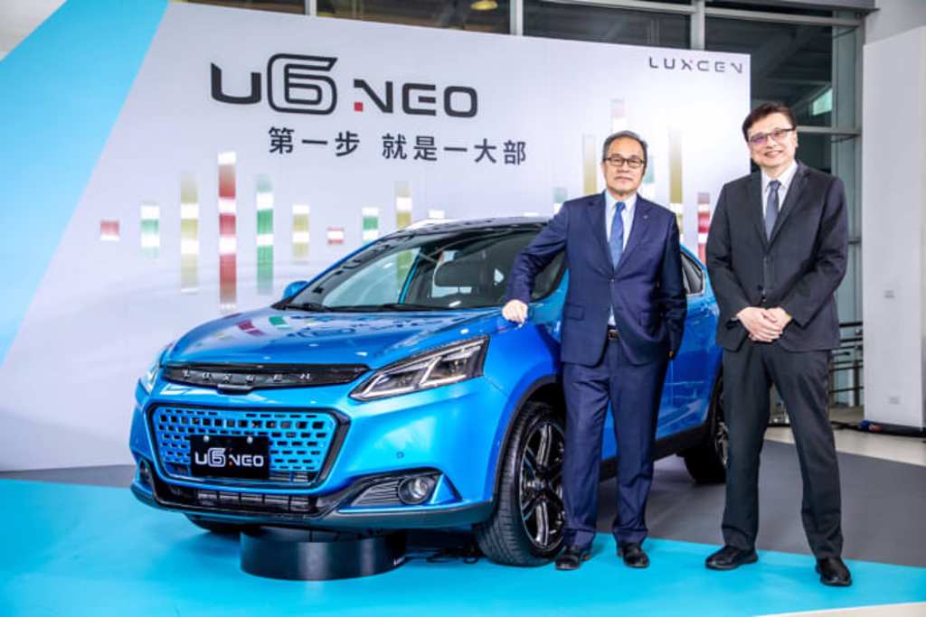 LUXGEN董事長左自生（左）、副總經理李應生共同發表全新LUXGEN U6 NEO，並宣示品牌全產品線跨世代的同時亦公布未來產品規劃。（LUXGEN提供）
