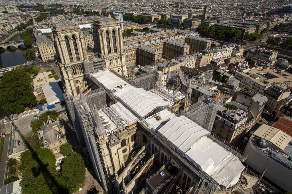如今的巴黎圣母院，受损的部分暂时以白色帆布封起来。(图/天主教时报)(photo:ChinaTimes)