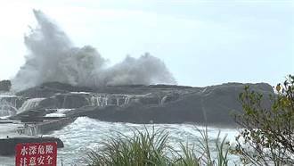 瑪娃外圍環流影響掀巨浪 台東「石雨傘」遭浪襲恐斷裂