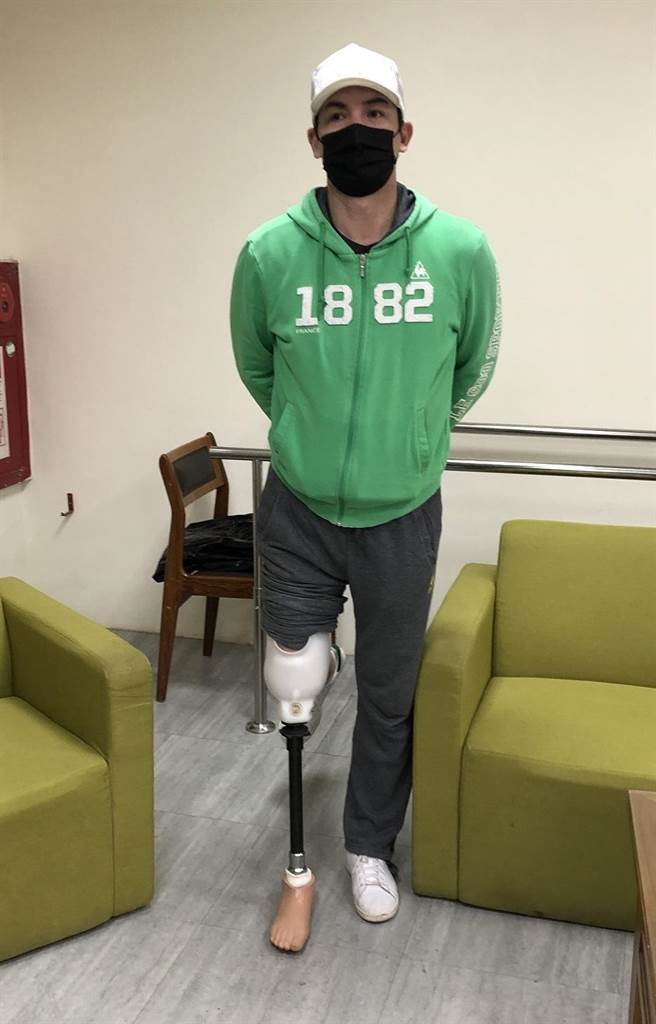 伊正为角色戴上义肢。（大爱电视台提供）