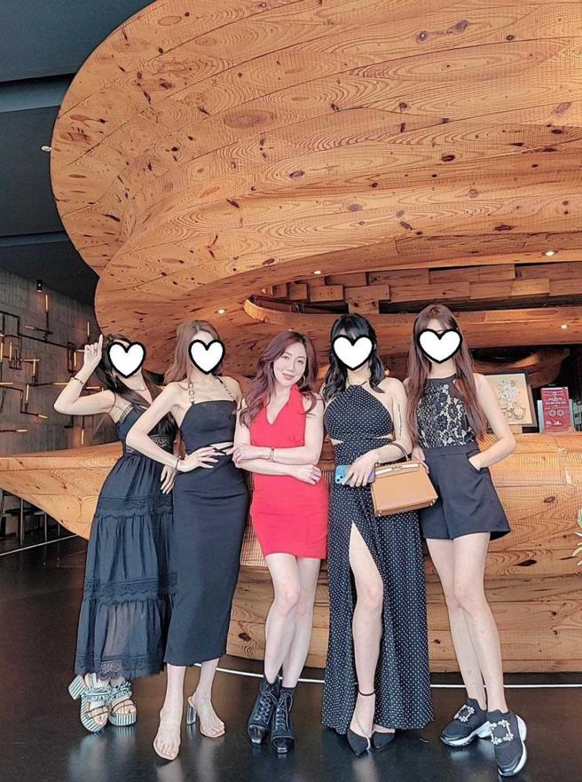 珍琳和友人一起庆祝36岁生日，但不见陈慕身影。（图／取自珍琳IG）