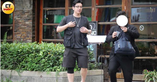 陈慕下午与友人相约，微凸的肚子挺显眼。（图／本刊摄影组）