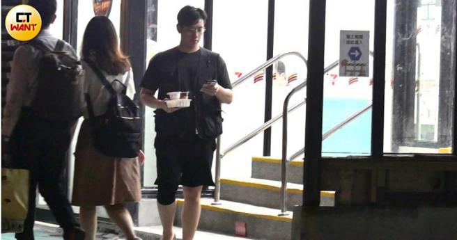 相较于珍琳吃大餐庆生，陈慕晚餐则是到超商买了微波食品带回公寓。（图／本刊摄影组）