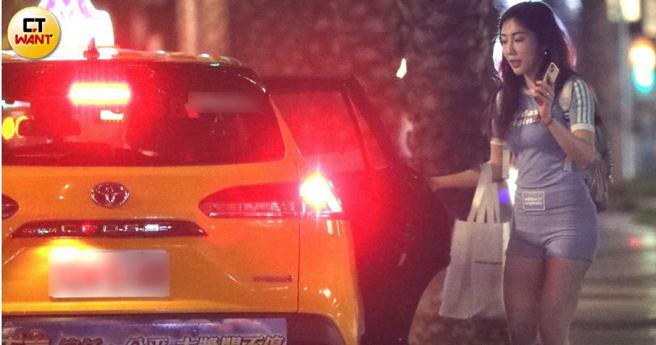 珍琳结束电视台录影工作叫了计程车准备离开。（图／本刊摄影组）