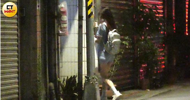 计程车将珍琳载至与陈慕居住同一公寓附近，她再走进公寓。（图／本刊摄影组）