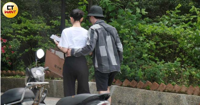 绯闻男友商钧一现身，立刻把左手放在藤井麻由的纤腰上，动作十分流畅自然。（图／本刊摄影组）