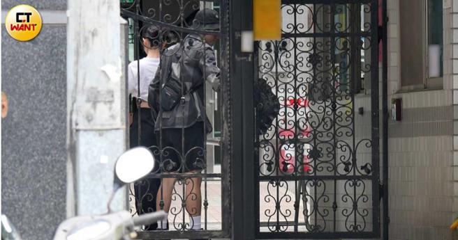 小俩口有说有笑，并肩走进藤井麻由的香闺。（图／本刊摄影组）