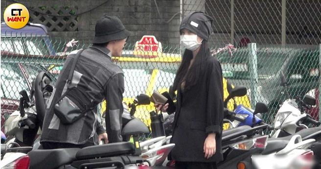 过了10分钟左右，藤井麻由换了一身衣服与商钧前后走出家门并主动地将手上物品放进商钧机车的后车厢。（图／本刊摄影组）