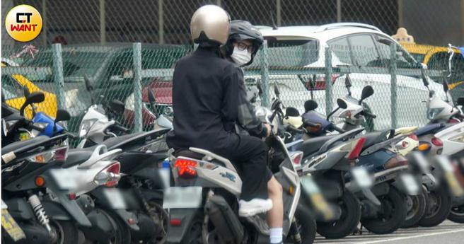 上车后，藤井麻由轻轻把手放在商钧腰上，颇为矜持。   （图／本刊摄影组）