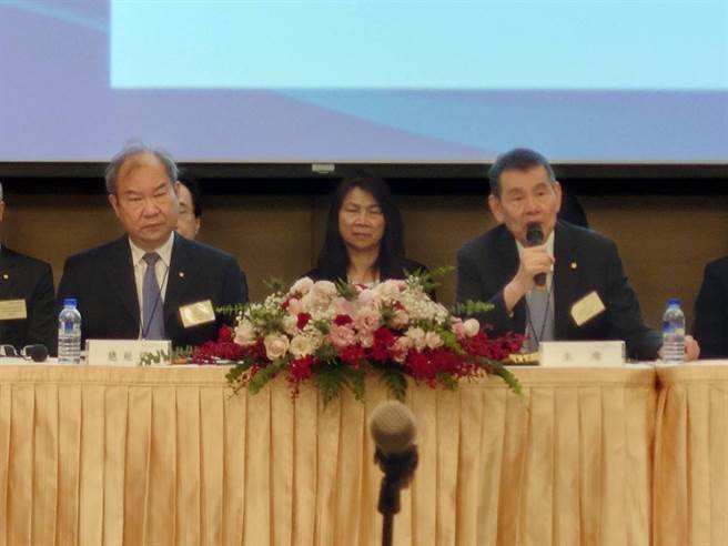 华航董事长谢世谦（右）与总经理高星潢（左）主持股东会。（黄琮渊摄）