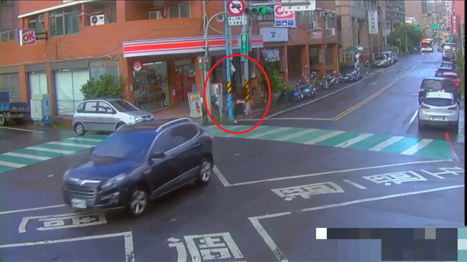 新北市八里区一间早餐店31日发生砍人案，涉嫌砍人的男子犯案后逃离现场。（图／警方提供）