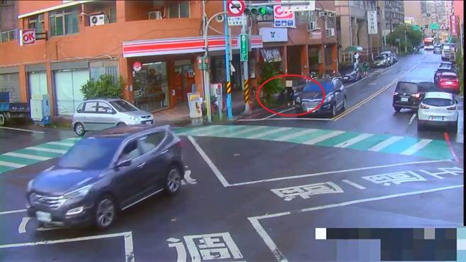 新北市八里区今(31)日早上发生一起砍人事件，39岁陈姓男子到某国小附近的早餐店用餐时，遭人用西瓜刀砍伤手臂，行凶后逃逸无踪，吓得用餐民眾惊慌失措。(黄敬文翻摄)