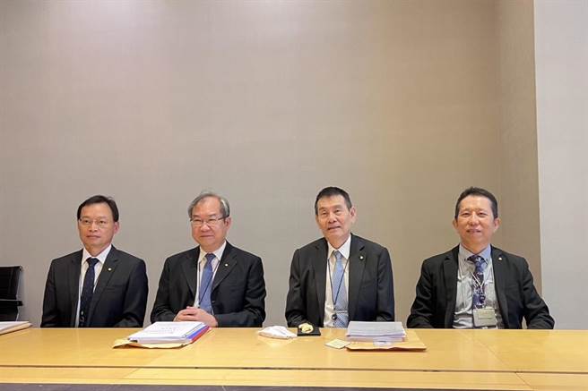 华航董事长谢世谦（右二）与总经理高星潢（左二）。（黄琮渊摄）