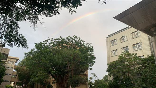 受玛娃颱风外围环流影响，台东市傍晚时分出现「霓虹」。（萧嘉蕙摄）