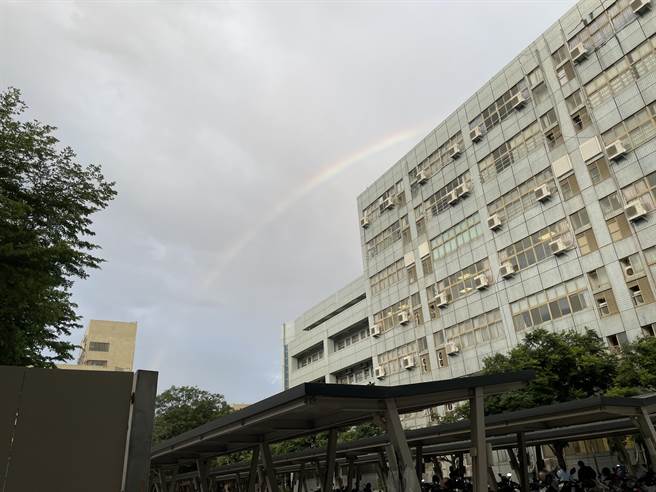 「霓」的反射次数较多，强度较弱，相对不易被观察者看见。（萧嘉蕙摄）