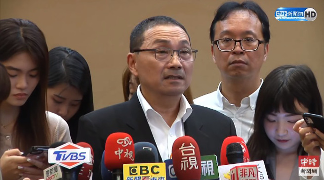 国民党总统参选人、新北市长侯友宜（中）回应媒体问题（图／截自中时新闻网YT直播）