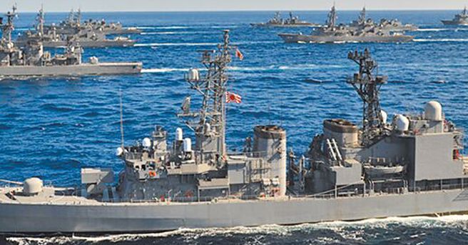 栗正杰建议，旭日旗给东亚人民的观感不佳，日本应该要改掉那面旗帜。图为日本海上自卫队进行演习，其舰身可见悬挂着旭日旗。（摘自日本防卫省海上自卫队官网）