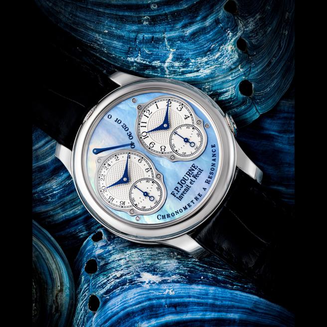 F.P. JOURNE铂金腕表，冰蓝色贝母表盘，成交价819万港币。（Christie’s提供）