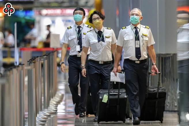 加计奖金、红利、绩效奖金及加班费等年薪最高仍为航空驾驶员、年薪达401.1万最高。（报系资料照）