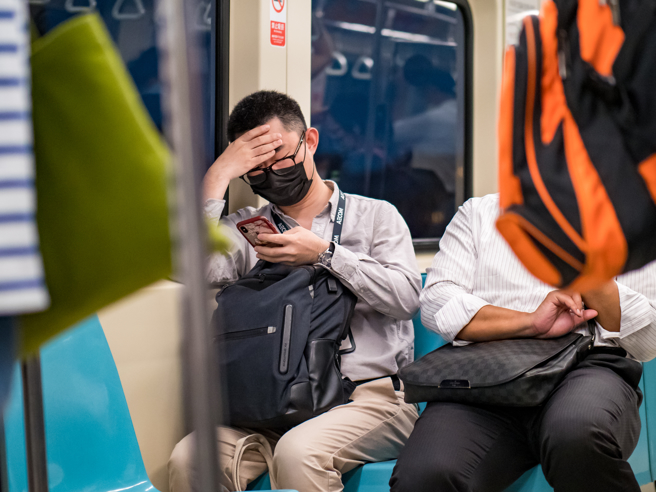 一名男网友表示，搭捷运通常都选择坐在靠窗位置。（图／示意图，达志影像）