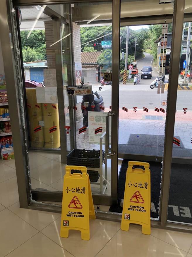 新北市八里区昨天(30)日凌晨惊传3间便利商店遭砸。（黄敬文翻摄）