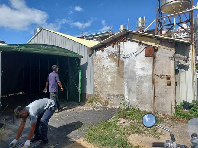 慈善团体志工协助陈姓民眾在颱风来袭前修缮房屋。（警方提供／孙英哲彰化传真）