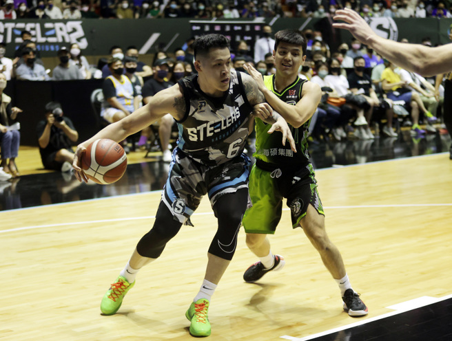 传闻台新银行不再冠名梦想家，左一为梦想家前锋周仪翔。（中央社资料照）