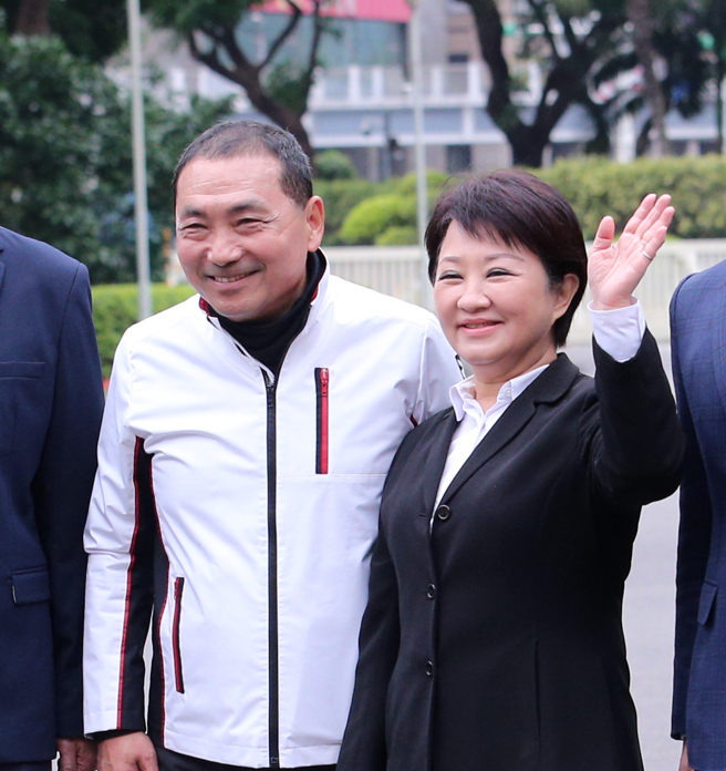 台中市长卢秀燕(右)认为，国民党总统参选人侯友宜(左)只要有奋战精神、有必胜的决心，「会赢的」。（资料照,黄世麒摄）