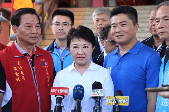 台中市长卢秀燕(中)出席大肚区合兴宫赠匾仪式。(中时资料照)