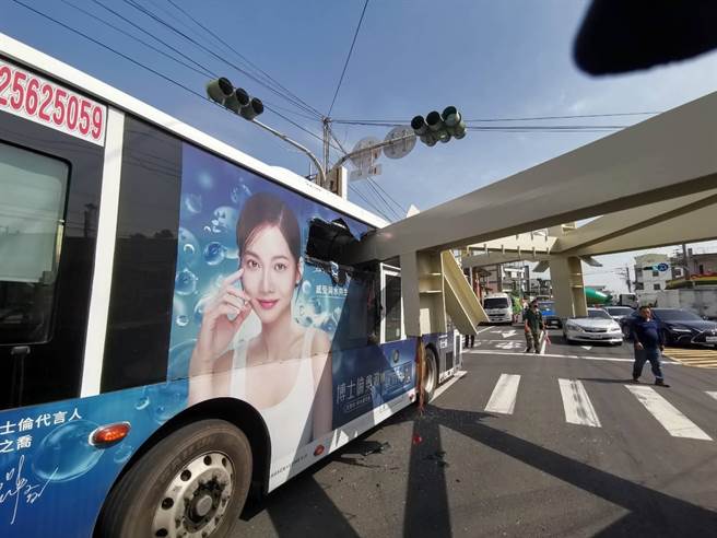 高雄市燕巢区角宿路天后宫前于5月31日上午发生一件曳引车与公车的车祸。（翻摄照片／林瑞益高雄传真）