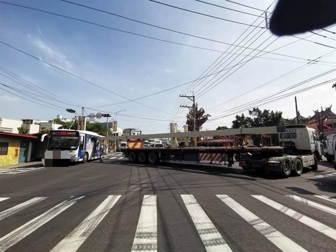 高雄市燕巢区角宿路天后宫前于5月31日上午发生一件曳引车与公车的车祸，图为车祸现场。（翻摄照片／林瑞益高雄传真）