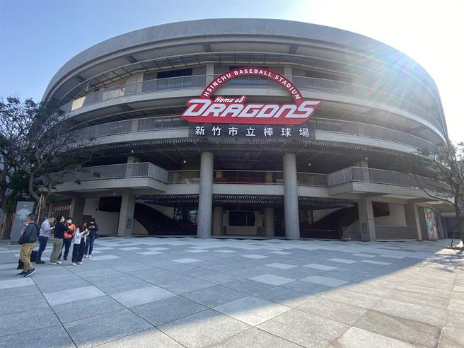 新竹市长高虹安今天上午证实今起入场开挖棒球场，同时启动球场改善检测相关工程。（陈育贤摄）