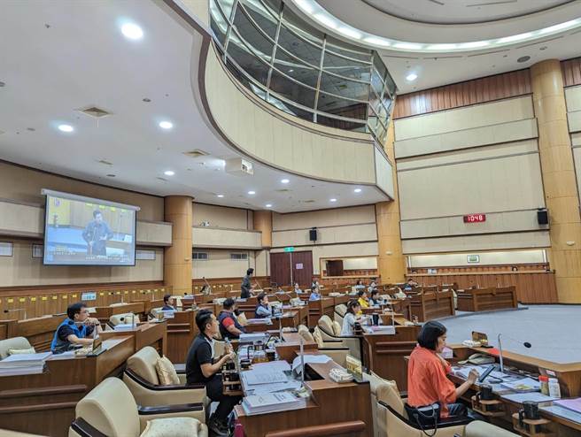 基隆市议会31日上午进行染疫慰问金预算审查，经过一早上的讨论，顺利通过。（张志康摄）