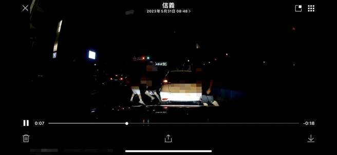 2车行车纠纷演变成肢体衝突。（警方提供）