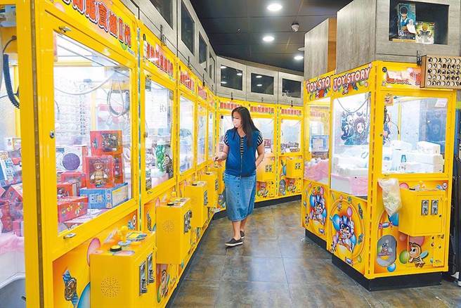 陈姓男子于机台内摆放仿冒商标商品，被警方送办。（本报资料照）